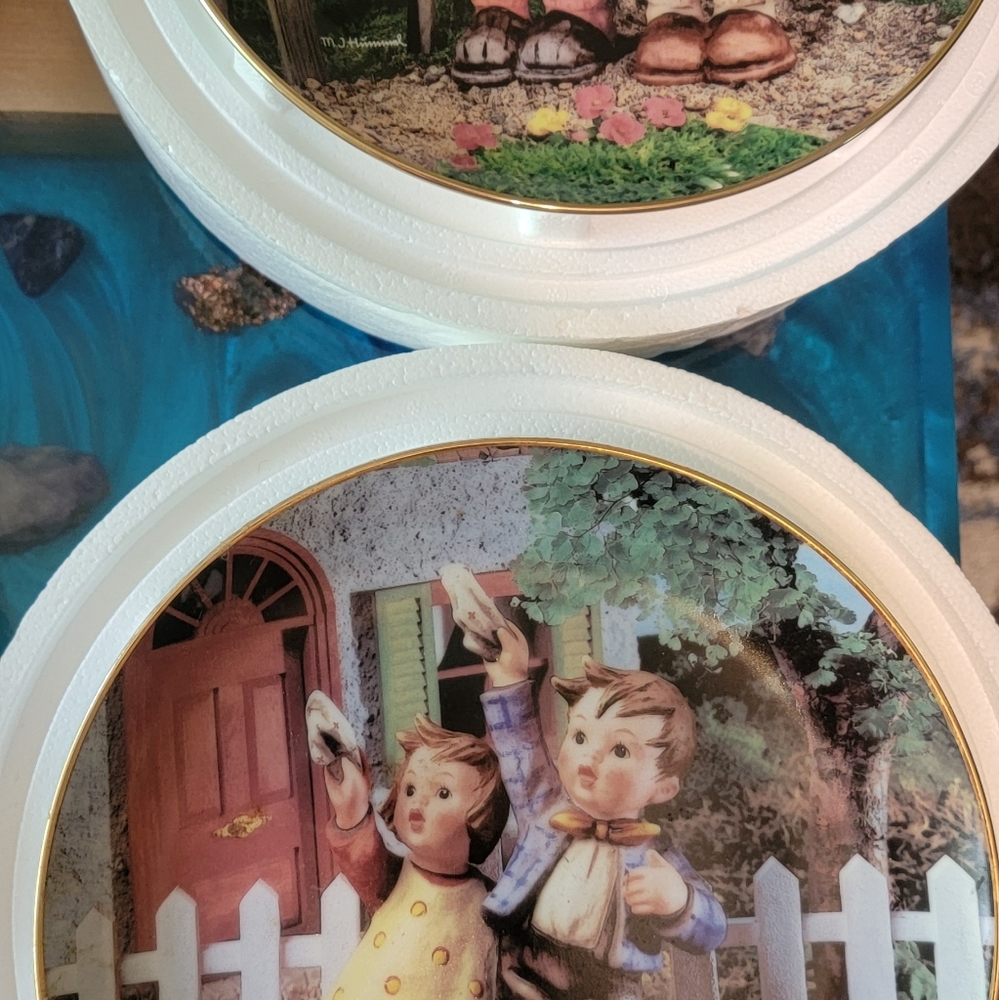 The Danbury Mint M.I. Hummel Plate collection. 11